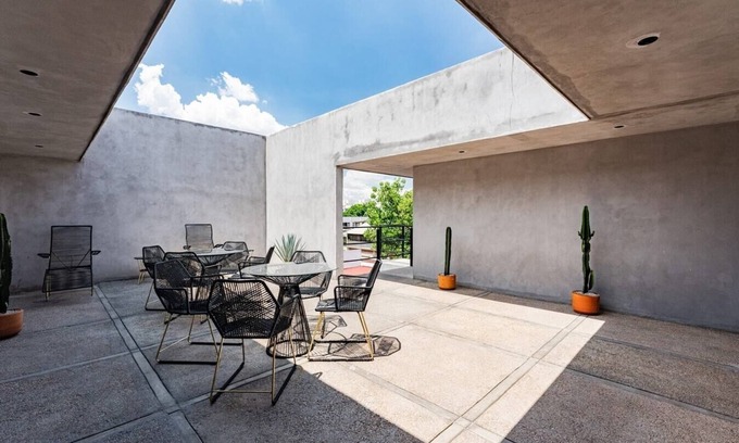 Santa Maria la Ribera Apartment | Stylish 1 BR Apartment in Sta Ma la Ribera with Gym & WiFi