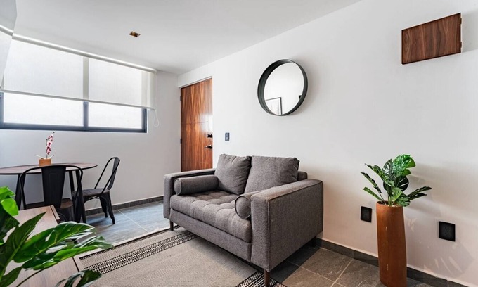 Santa Maria la Ribera Apartment | Pet-Friendly 1-Bedroom Apartment with Gym in Sta Ma la Ribera