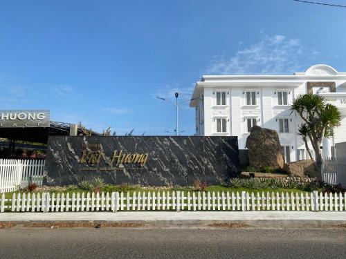 Tuy Phong Hotel | Việt Hương Hotel: Oceanfront Retreat with Pool & Beach Access