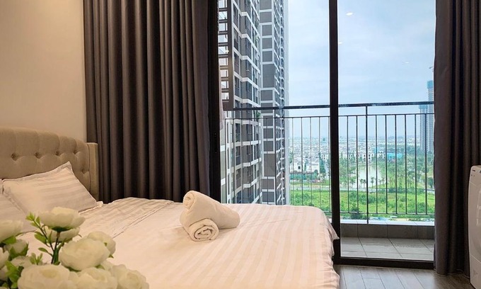 Gia Lam Apartment | Relaxing Vi Vu HomeStay with Pool & Hot Tub at Vinhome