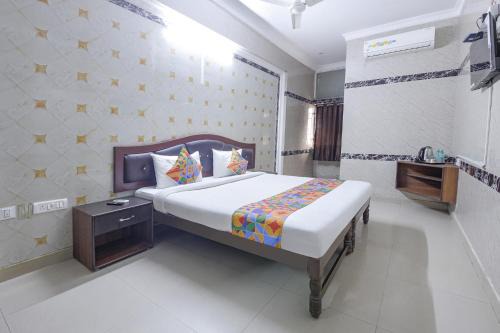 Perambur Purasavakam Hotel | Family-Friendly FabExpress Pearl View Residency Awaits You