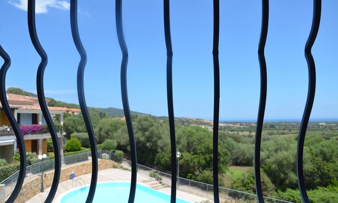 Maiorca Apartment | Relax at Via Tiziano: Family-Friendly with Pool & Breakfast