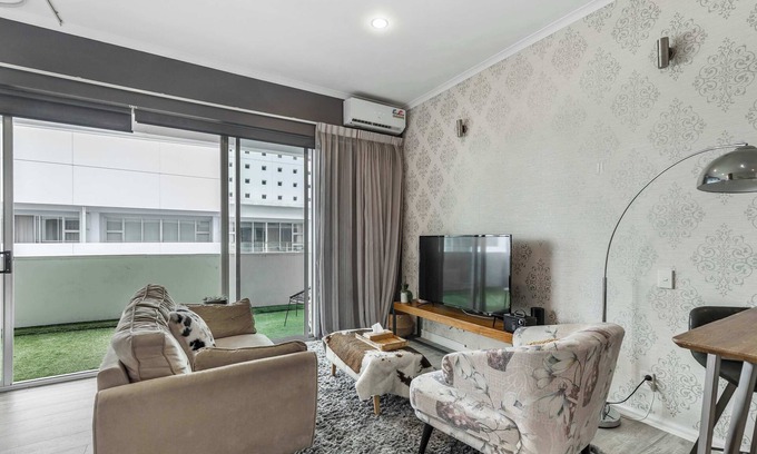 Auckland Central Business District Apartment | Inviting Viaduct Apartment with Balcony and Family-Friendly Perks