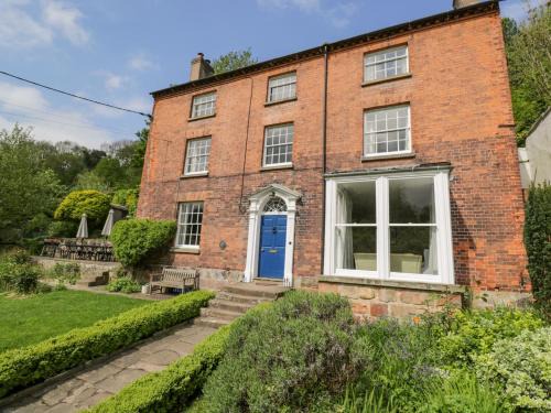 Lydbrook House | Elegant Viaduct House: 5-Star with Pet-Friendly Amenities