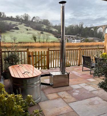 Calstock Apartment | Welcoming Stay at The Waterbaby - Pet & Child Friendly
