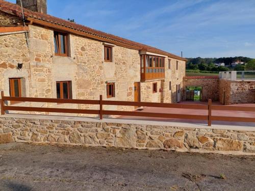 Muxia House | Vibes Coruña-Casa Escola: Pet-Friendly Oceanfront Escape
