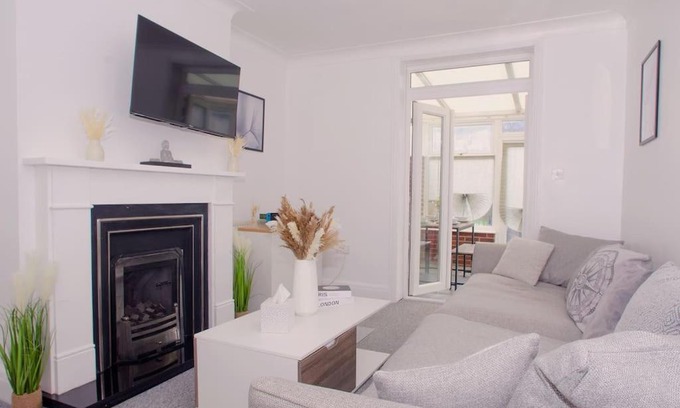 Southampton Apartment | Vibrant 4-Bedroom House with Game Area and Garden Oasis