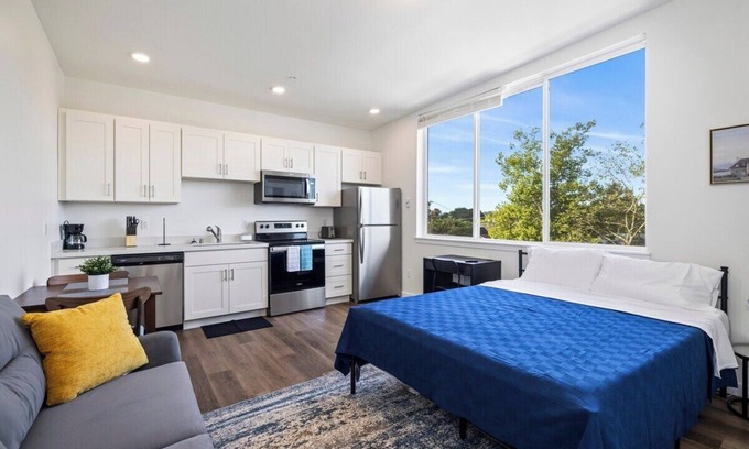 South Tacoma Apartment | Vibrant 5 Apartment Units near McChord AFB