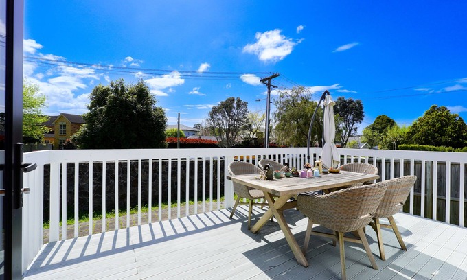 Epsom House | Discover Vibrant Epsom Cabins: Family-Friendly Retreat