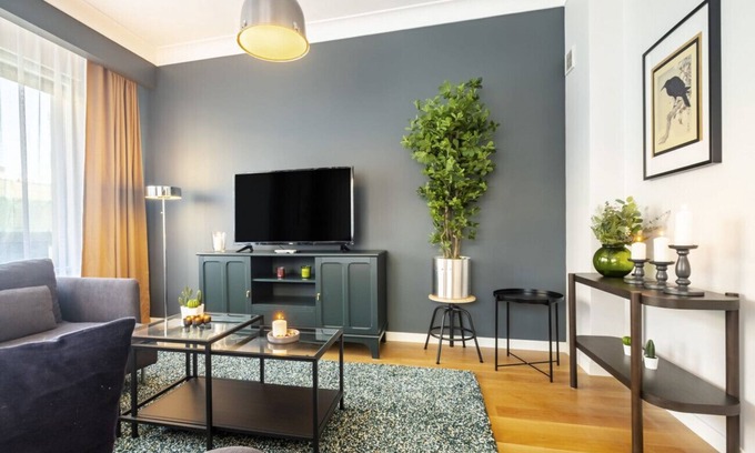 Suadiye Apartment | Vibrant Flat Near Bagdat Avenue: Pet-Friendly Retreat