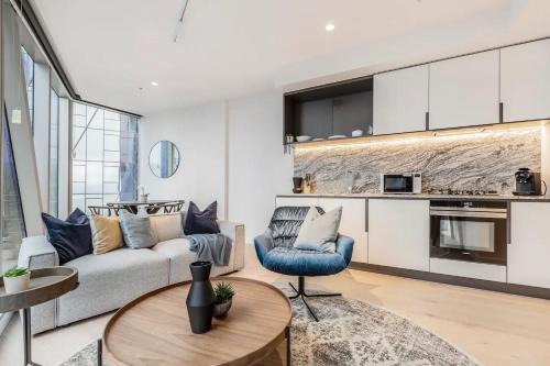 Melbourne Central Business District Apartment | Vibrant Condo with City Views & Private Pool Access
