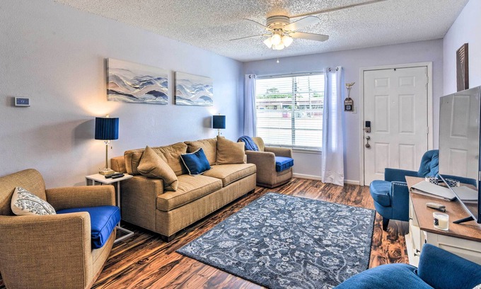 El Lago Condo | Vibrant Seabrook Condo w/ Waterfront Pool!