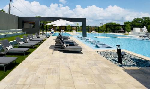 McNeil Apartment | Vibrant