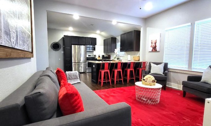 Greater East End Villa | Vibrant Escape with Fast WIFI & KING BED Near Downtown Houston