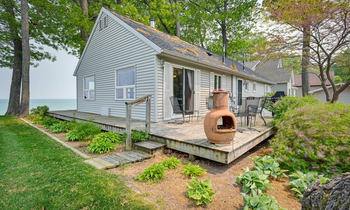 Tawas City Cottage | Inviting Waterfront Retreat with Spa & Lake Views