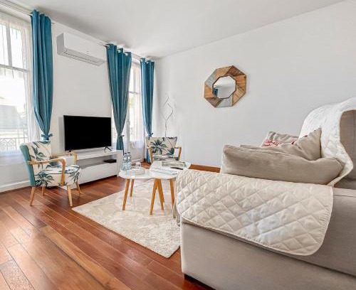 Thermal Apartment | Elegant Triangle d'Or: Family-Friendly with 9.5 Rating