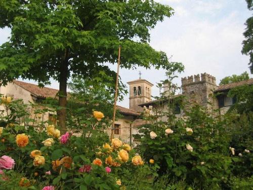 Strassoldo House | Relaxing Vicinia Hotel with Garden in the Castle