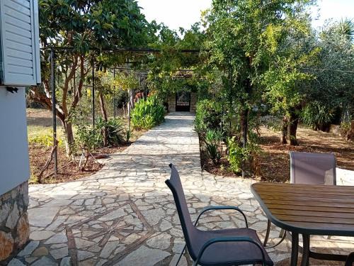 Astros House | Beachside Retreat: Family-Friendly Getaway Near the Sea