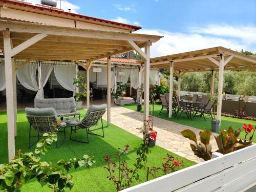 Neos Marmaras Apartment | Discover Vickyvillas: Perfect for Families with Kids