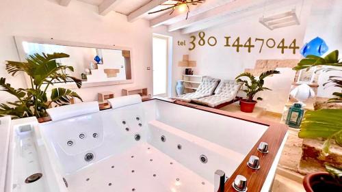 Veglie Apartment | Pet-Friendly Vico Sauro Apartment with Hot Tub & High Rating