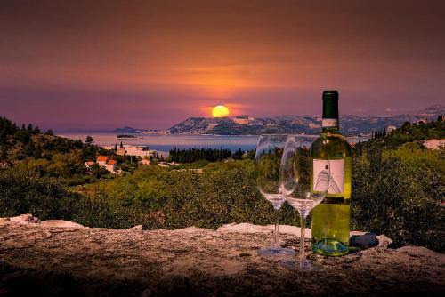 Cavtat Apartment | Victor Studio: Terrace Retreat with Free Parking Awaits!