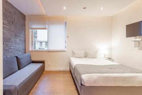 Porte-Dauphine Apartment | Victor Hugo Flat: A 4-Star Retreat with Great Reviews