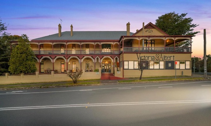 Mount Victoria House | Elegant Victoria and Albert Guesthouse with Family-Friendly Amenities