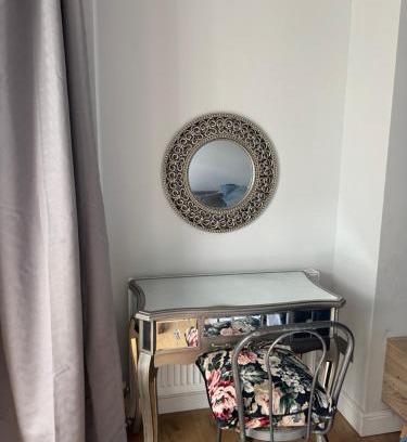 Haselbury House | Victoria House - Cozy Rooms