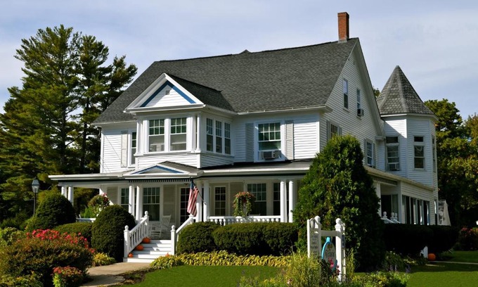 Hampton Hotel | Relax at The Victoria Inn Bed & Breakfast with Ocean Views