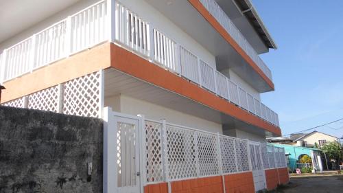 San Francisco House | Explore Victoria's Gennie Bay Village Hostal with Ocean Views