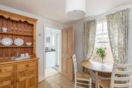 Cambridge House | Stylish 2-Bedroom Family Retreat by the River Cam