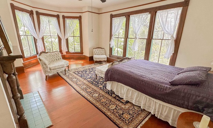 Duckpond Apartment | Victorian Apartment with Kitchen & Tailgate Spot Near Stadium!
