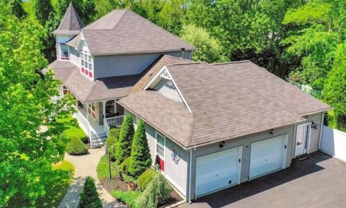 South Jamesport House | Experience the Victorian Beach House Paradise with Breakfast
