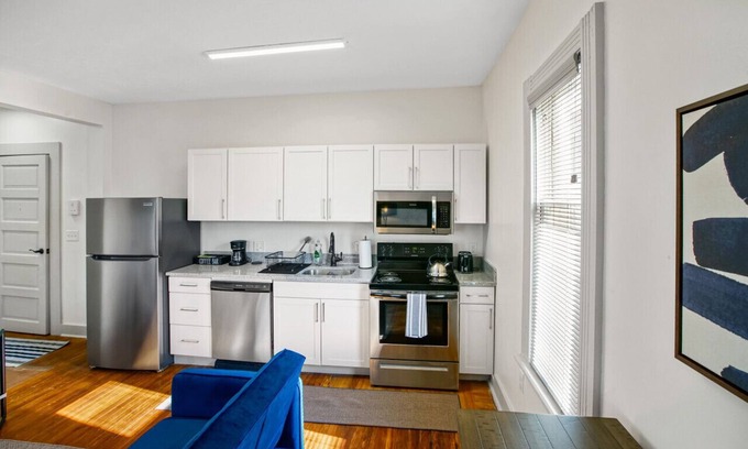 Hough Apartment | Victorian Cleveland Clinic W/Queen Bed, Sleeps 3