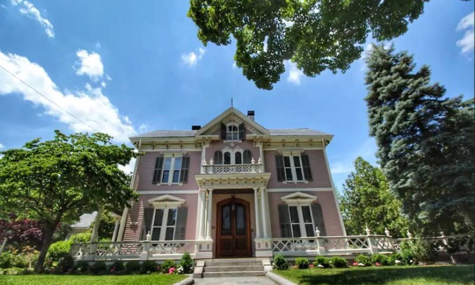 Andover Villa | Elegant Victorian Retreat for Families in Andover