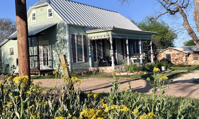 Mason House | Victorian gem in the TX Hill Country! Small-town charm, wineries ,& wildflowers
