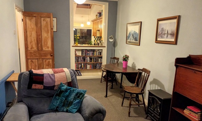 Swindon House | Perfect Victorian Retreat: Pet-Friendly with Garden & Garage