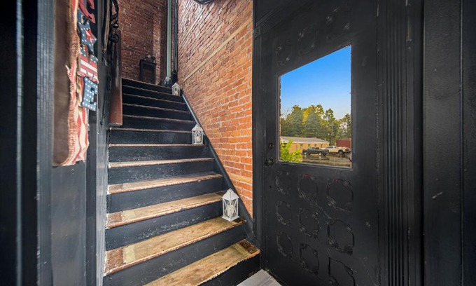 Concord Apartment | Elegant Victorian Loft with Kitchen & Breakfast Included