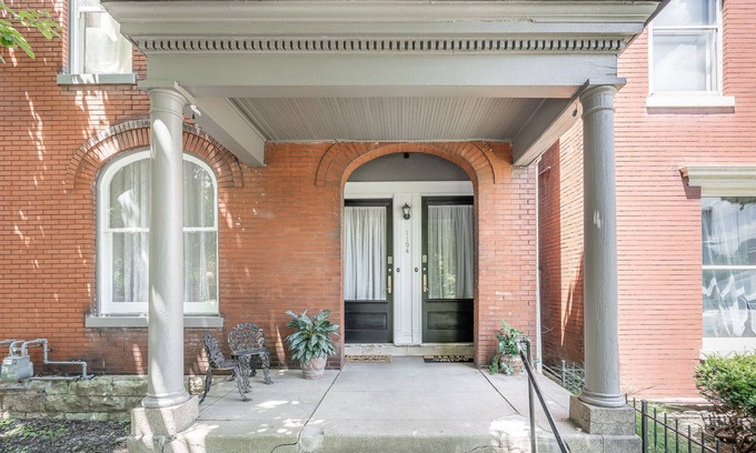 Old Louisville Apartment | Elegant Victorian Louisville Apartment - Rated 9.8/10