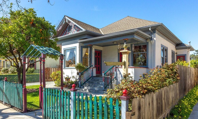 Downtown Apartment | Elegant Victorian Paradise with Pool & Spa in Downtown Campbell