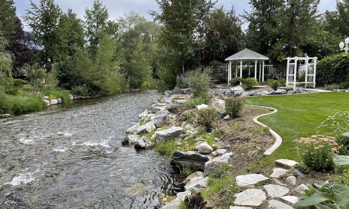 Scera Park South House | Victorian River Escape: Guest Rated 10/10 with Spa & Pool