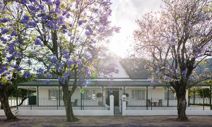 Graaff-Reinet House | Cozy Victorian Square Guesthouse: Rated 9/10 & Pet Friendly