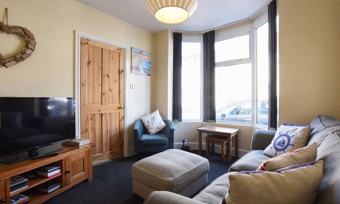 Southsea House | Convenient Stay at Victory House | Steps to Southsea