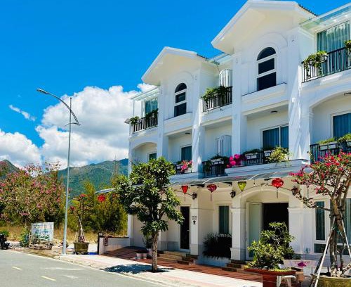 Cam Lam Apartment | Scenic Oceanfront Retreat at Victory's House Ngọc Hoa