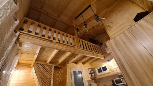 Majdal al-Shams Bed & Breakfast | Inviting Vida Bhermon 1: Oceanfront Cabin with Hot Tub