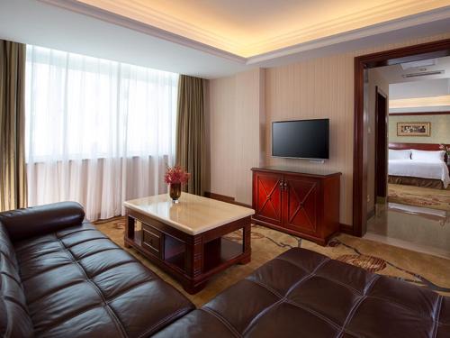 Central Business District Hotel | Convenient Stay at Vienna Hotel Shenzhen Exhibition Center