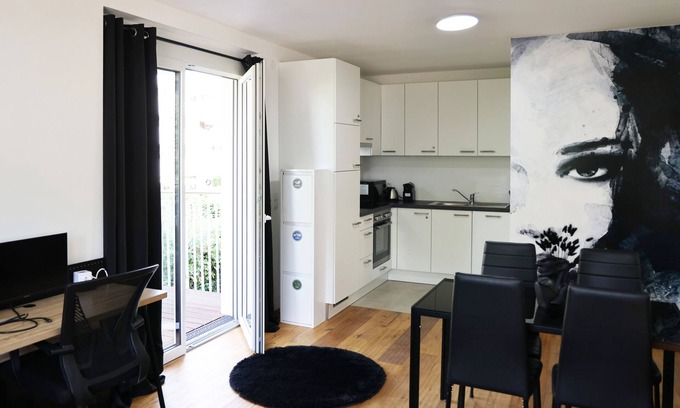 Grinzing Apartment | Discover Vienna's Modern Black Beauty for Families and Couples