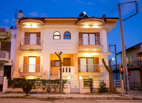 Serres Villa | Experience Vier Luxury House: 4-Star with Hot Tub Amenities