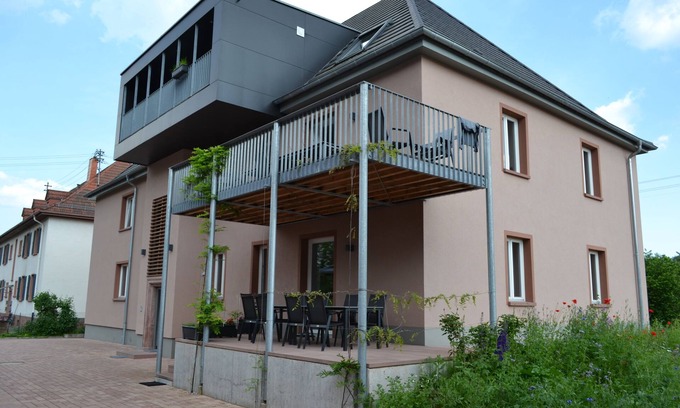 Fischbach bei Dahn Apartment | Stunning Four-Star Apartment with Lake View and Breakfast