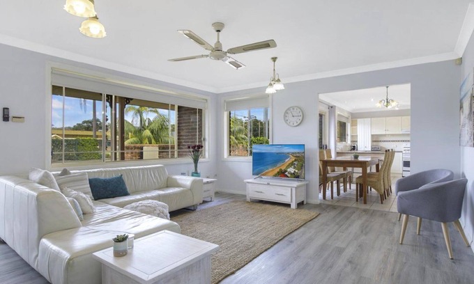 Umina Beach Villa | Top-Rated Vietta Rene at Umina Beach with Ocean Views